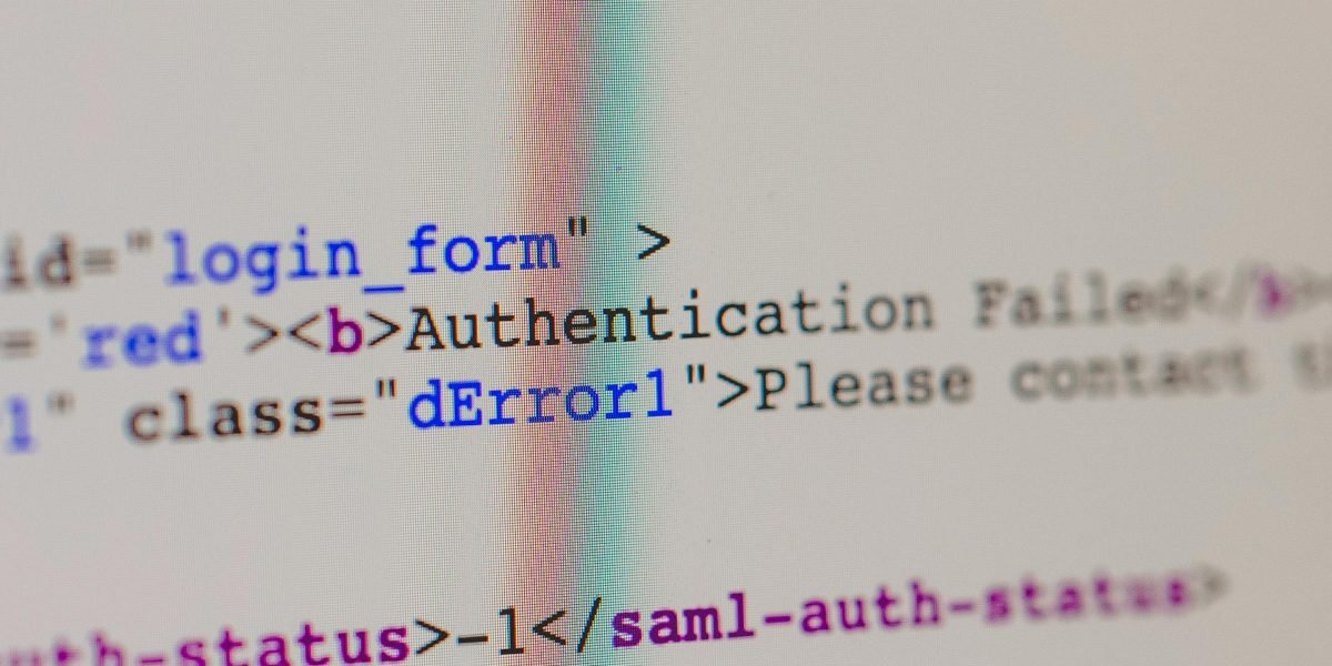 Scena przedstawiająca osobę, która bezproblemowo przechodzi między zakupami online (na tablecie lub komputerze) a interakcją w sklepie fizycznym, obrazując koncepcję omnichannel, gdzie offline i online uzupełniają się nawzajem.