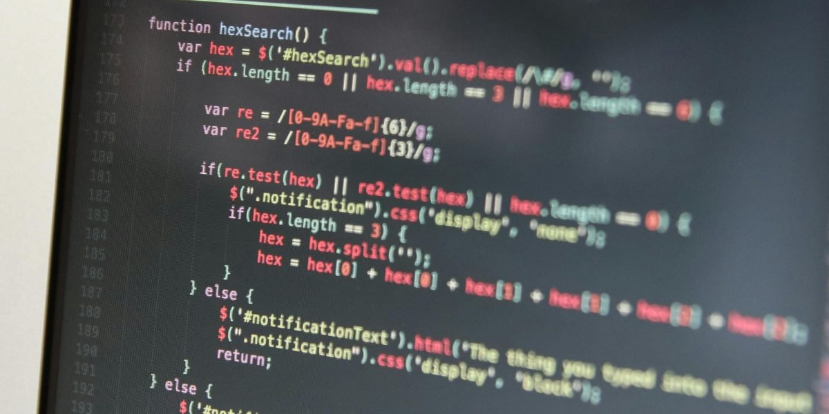 Scena przedstawiająca uśmiechniętą osobę otwierającą paczkę z zakupionym produktem, symbolizującą zadowolenie klienta i zaufanie do sklepu internetowego. Odzwierciedla to znaczenie dbałości o obsługę i dostawę w budowaniu sukcesu.