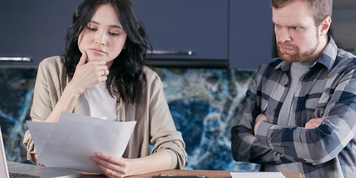 Przedsiębiorca zastanawia się nad ważnymi decyzjami finansowymi, symbolizując wagę wyboru formy opodatkowania.